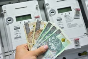 pieniądze przed licznikami energii elektrycznej