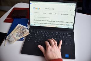 pieniądze przy komputerze pokazującym rezultaty wyszukiwania o składka na ZUS