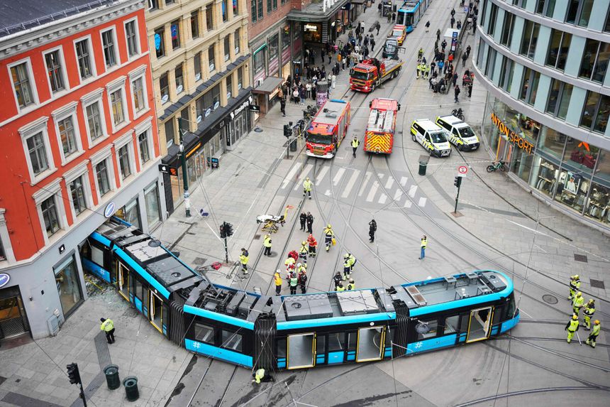 Tramwaj wypadł z torów i wjechał do sklepu