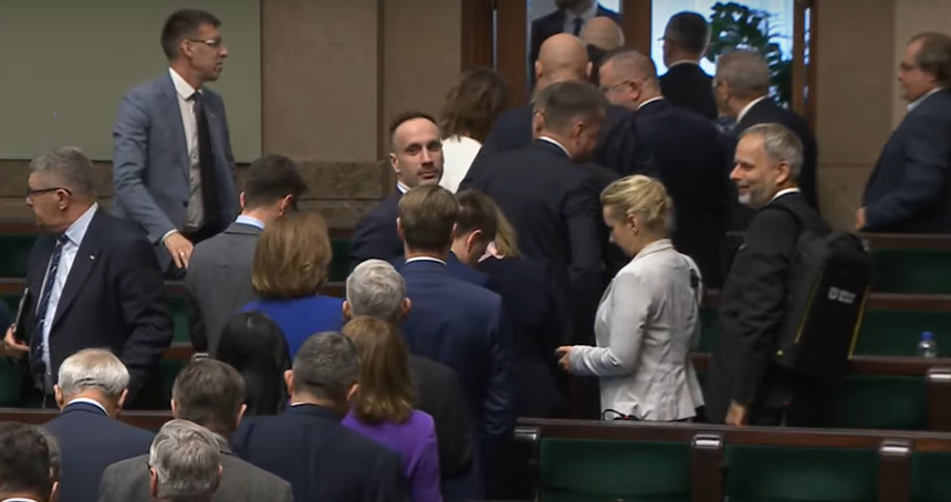 Posłowie PiS wyszli z sali po słowach Donalda Tuska