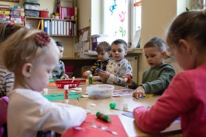 W przedszkolach będą pracowali studenci? MEN planuje zmiany