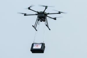 dron przekazał turyście zestaw pierwszej pomocy