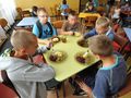Dzieci jedzą obiad w stołówce szkolnej 