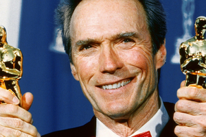 Clint Eastwood z Oscarami w dłoni