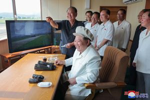 Kim Dzong Un nadzorujący ćwiczenia dronów
