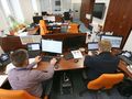 mężczyźni pracujący w biurze