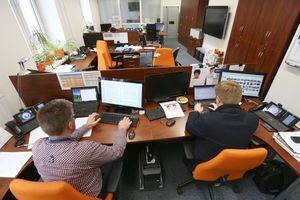 mężczyźni pracujący w biurze