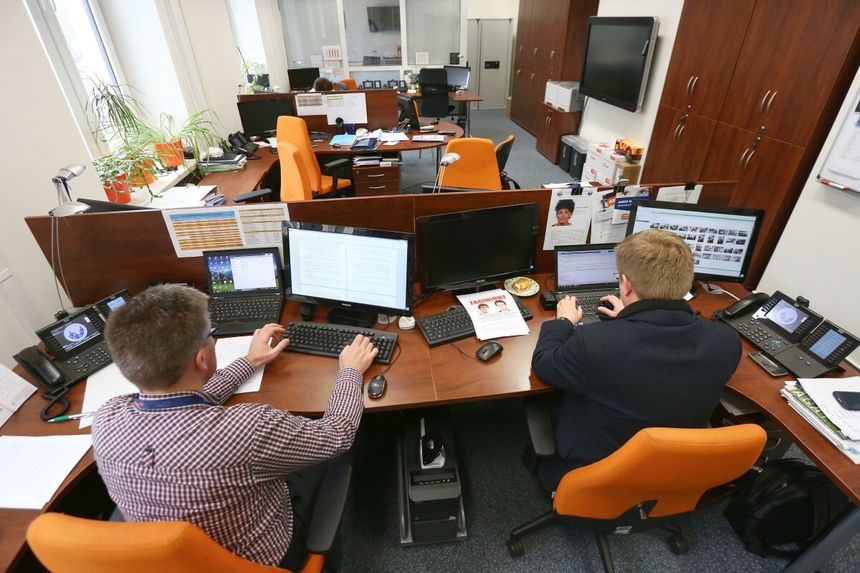 mężczyźni pracujący w biurze