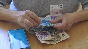 Seniorka liczy pieniądze