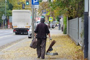 Dozorca sprzątający chodnik