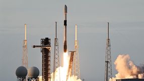 Start rakiety Falcon 9 z satelitą