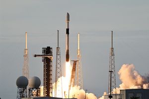 Start rakiety Falcon 9 z satelitą