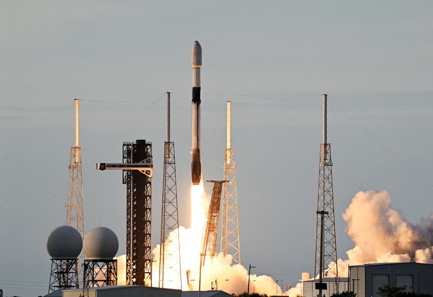 Start rakiety Falcon 9 z satelitą