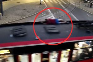 człowkiek na tramwaju