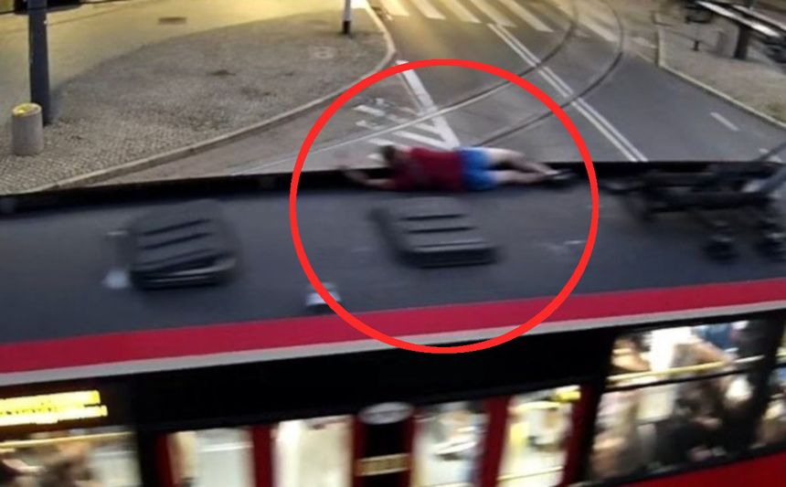 człowkiek na tramwaju
