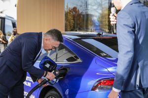 Krzysztof Ibisz tankujący samochód na wodór