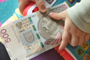 dziecko trzymające banknot 500 zł