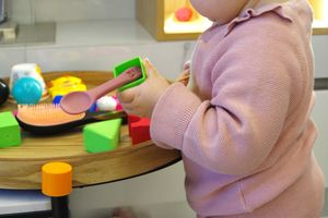 Dziecko bawi się plastikową zabawką 