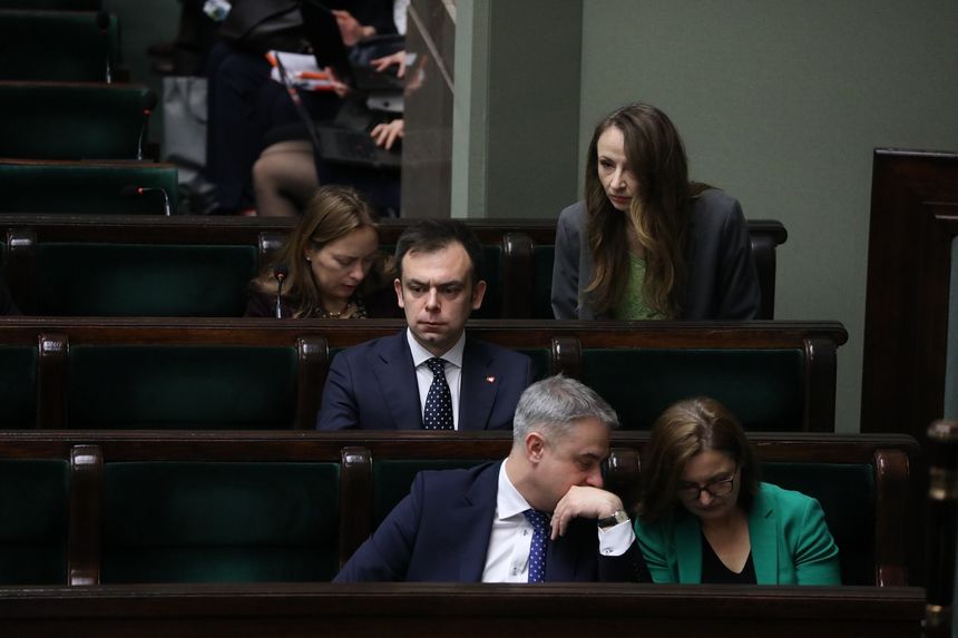 minister funduszy i polityki regionalnej Katarzyna Pelczynska - Nalecz , minister rodziny , pracy i polityki spolecznej Agnieszka Dziemianowicz - Bak , miniter finansow Andrzej Domanski , minister cyfryzacji Krzysztof Gawkowski