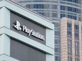 logo PlayStation na budynku