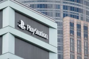 logo PlayStation na budynku