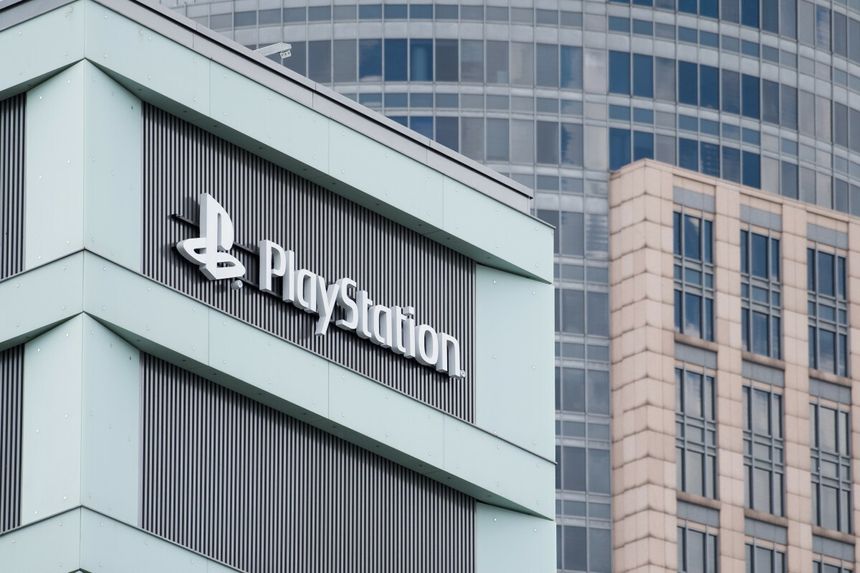 logo PlayStation na budynku