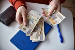 pieniądze w ręku na tle kalendarza