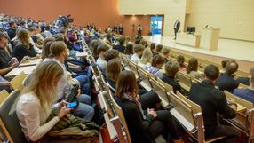 Studenci na sali wykładowej