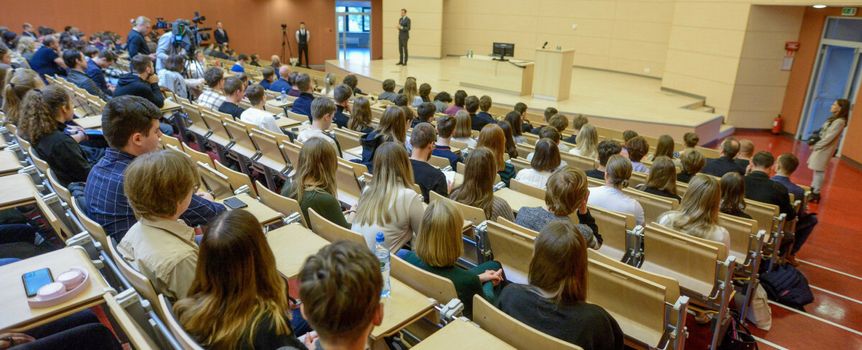 Studenci w sali wykładowej