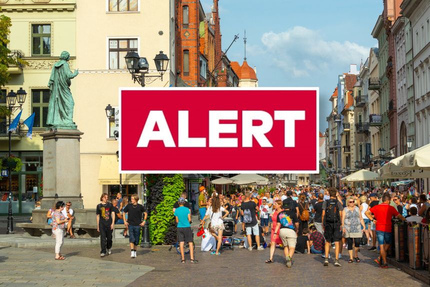Tłum na ulicy Szerokiej w Toruniu