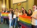 Radni Koalicji Obywatelskiej z tęczowymi flagami