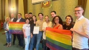 Radni Koalicji Obywatelskiej z tęczowymi flagami