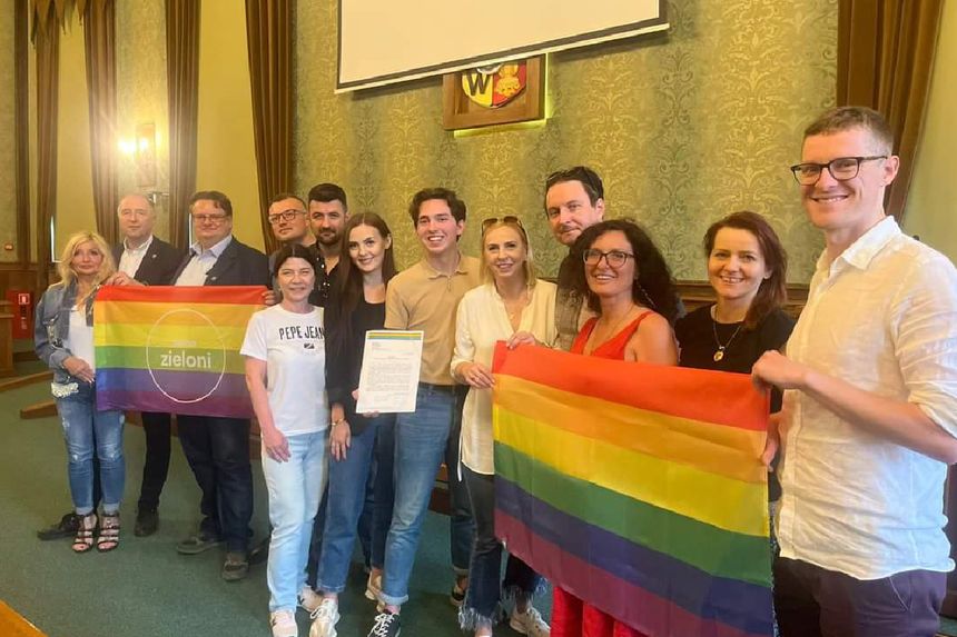 Radni Koalicji Obywatelskiej z tęczowymi flagami