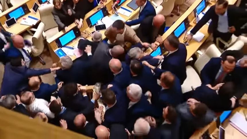 Bójka w gruzińskim parlamencie