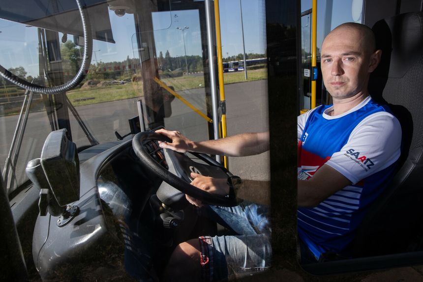 Szymon Kornacki w autobusie