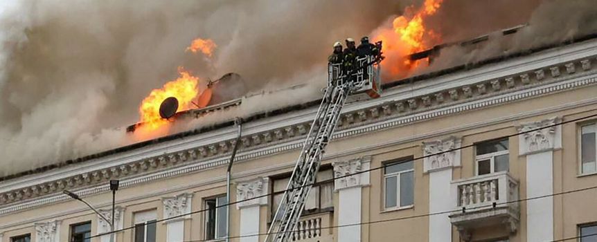 Strażacy gaszą pożar, który wybuchł w Dnieprze po rosyjskim ostrzale