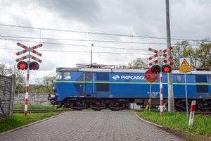 skład PKP Cargo na przejeździe kolejowym