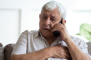 starszy mężczyzna rozmawia przez telefon komórkowy 