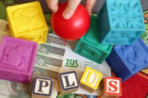 800 zł, koperta z logo ZUS i napis "pus" z klocków