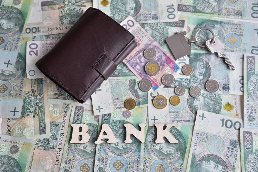 pieniądze, portfel i napis bank
