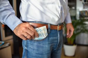 mężczyzna z plikiem pieniędzy w kieszeni