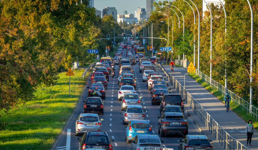 samochody stoją w korku