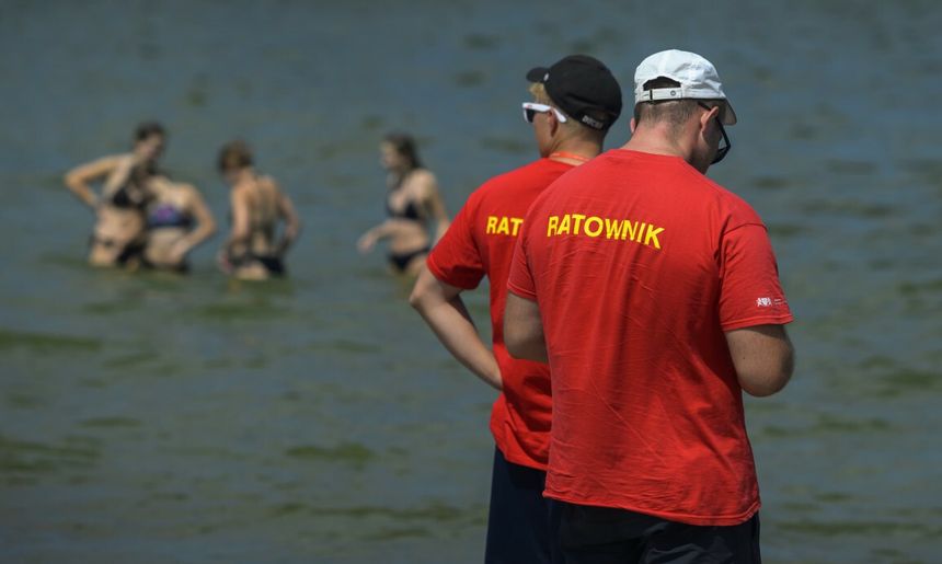 Ratownicy nad wodą