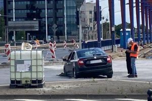 Auto w betonie