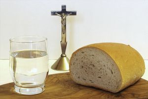 szklanka wody i chleb