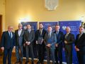 Osoby biorące udział w briefingu dotyczącym podpisania umowy PKP o modernizację kolejowej obwodnicy Poznania
