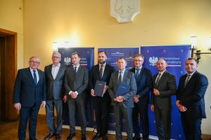 Osoby biorące udział w briefingu dotyczącym podpisania umowy PKP o modernizację kolejowej obwodnicy Poznania