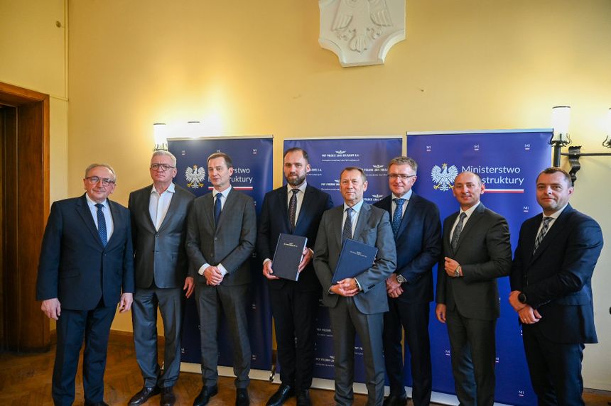 Osoby biorące udział w briefingu dotyczącym podpisania umowy PKP o modernizację kolejowej obwodnicy Poznania