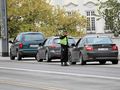strażnik miejski kontrolujący samochody