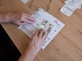 rachunek za energię elektryczną i kilka banknotów na stole